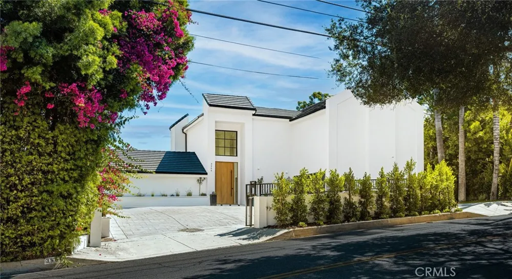 3566 Beverly Glen Sherman Oaks, CA 91423