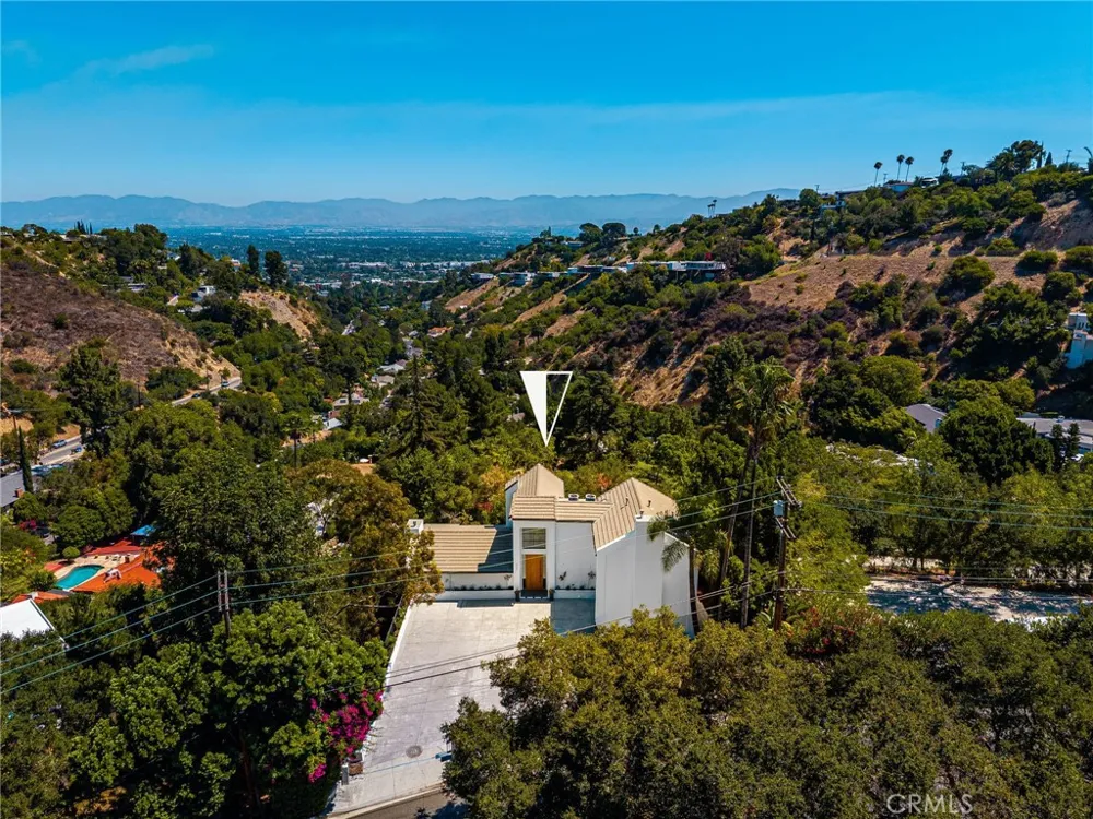 3566 Beverly Glen Sherman Oaks, CA 91423
