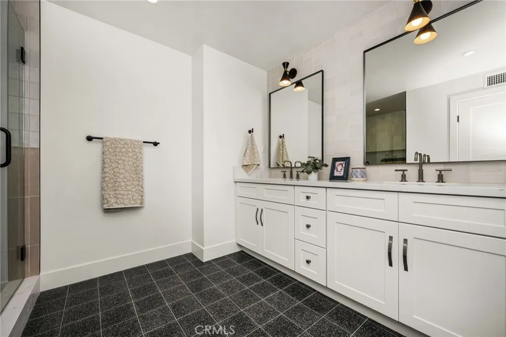 3566 Beverly Glen Sherman Oaks, CA 91423