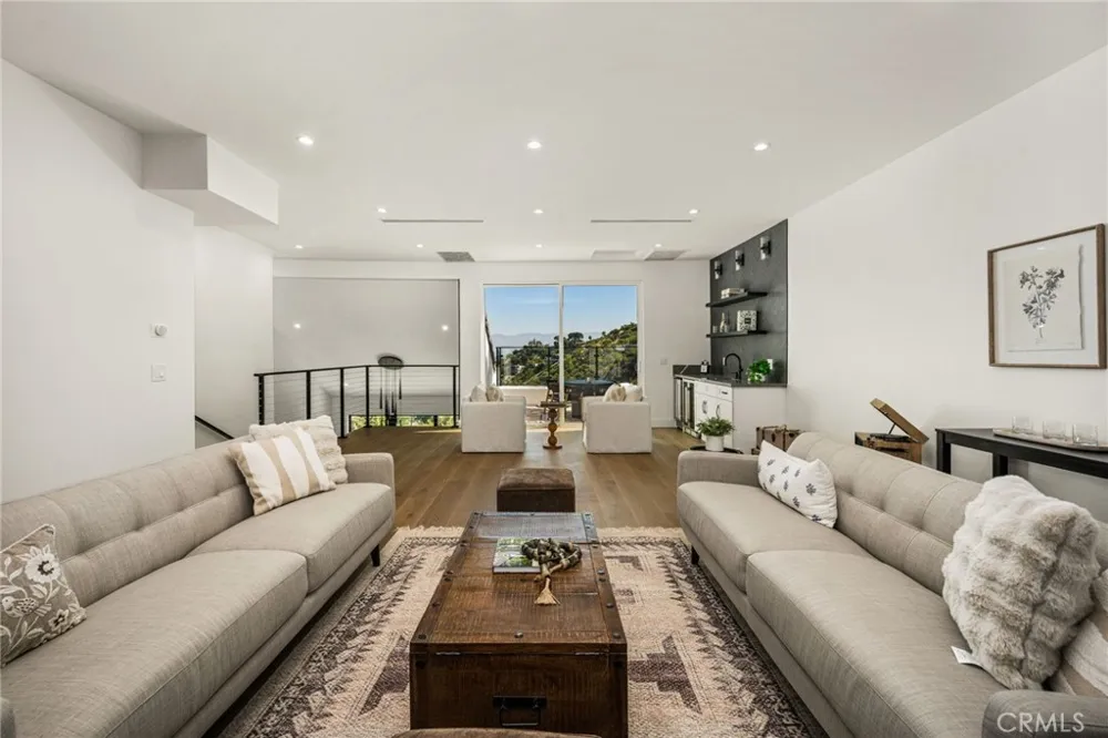 3566 Beverly Glen Sherman Oaks, CA 91423