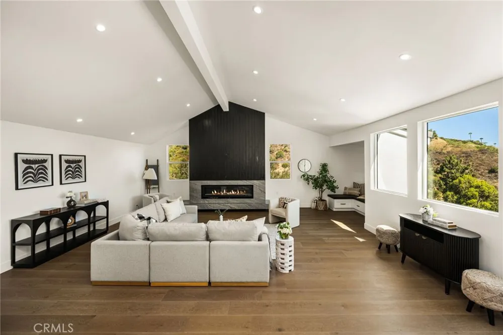3566 Beverly Glen Sherman Oaks, CA 91423
