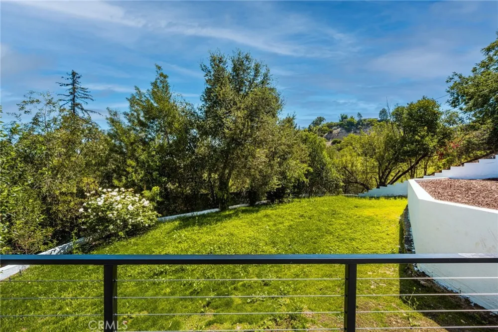 3566 Beverly Glen Sherman Oaks, CA 91423
