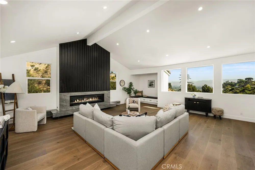 3566 Beverly Glen Sherman Oaks, CA 91423