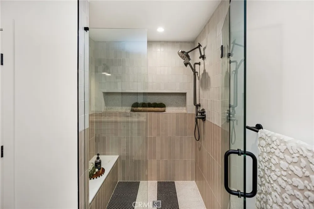 3566 Beverly Glen Sherman Oaks, CA 91423