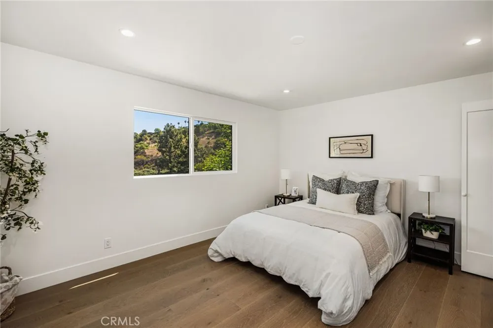 3566 Beverly Glen Sherman Oaks, CA 91423
