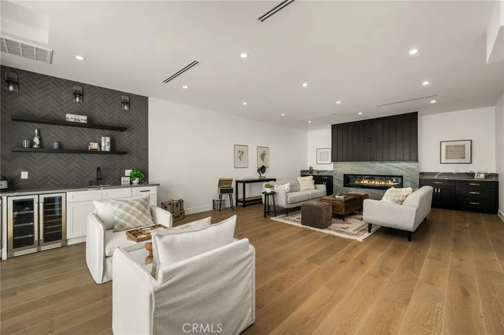 3566 Beverly Glen Sherman Oaks, CA 91423
