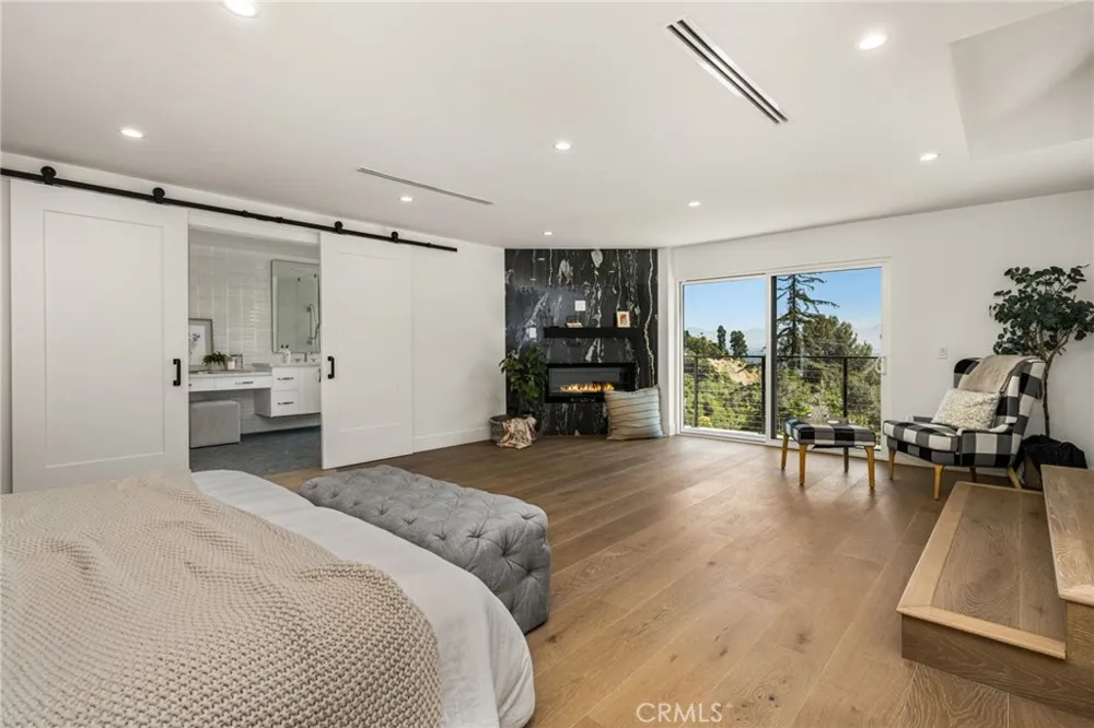 3566 Beverly Glen Sherman Oaks, CA 91423