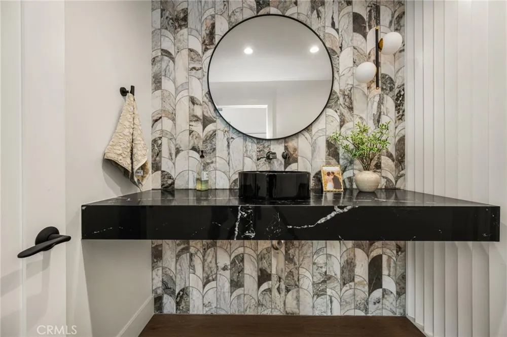 3566 Beverly Glen Sherman Oaks, CA 91423
