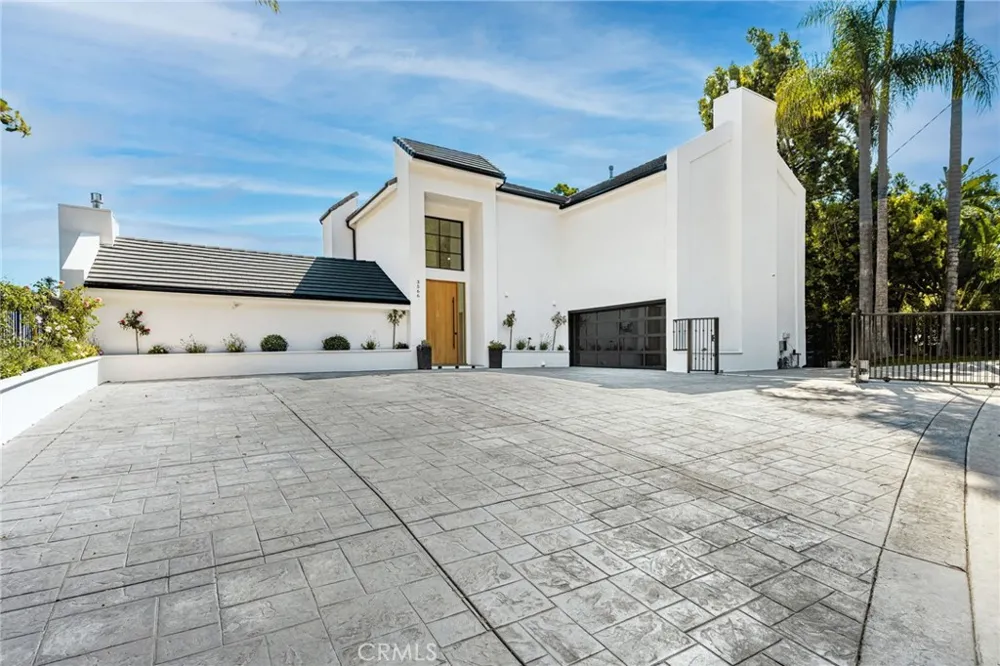 3566 Beverly Glen Sherman Oaks, CA 91423
