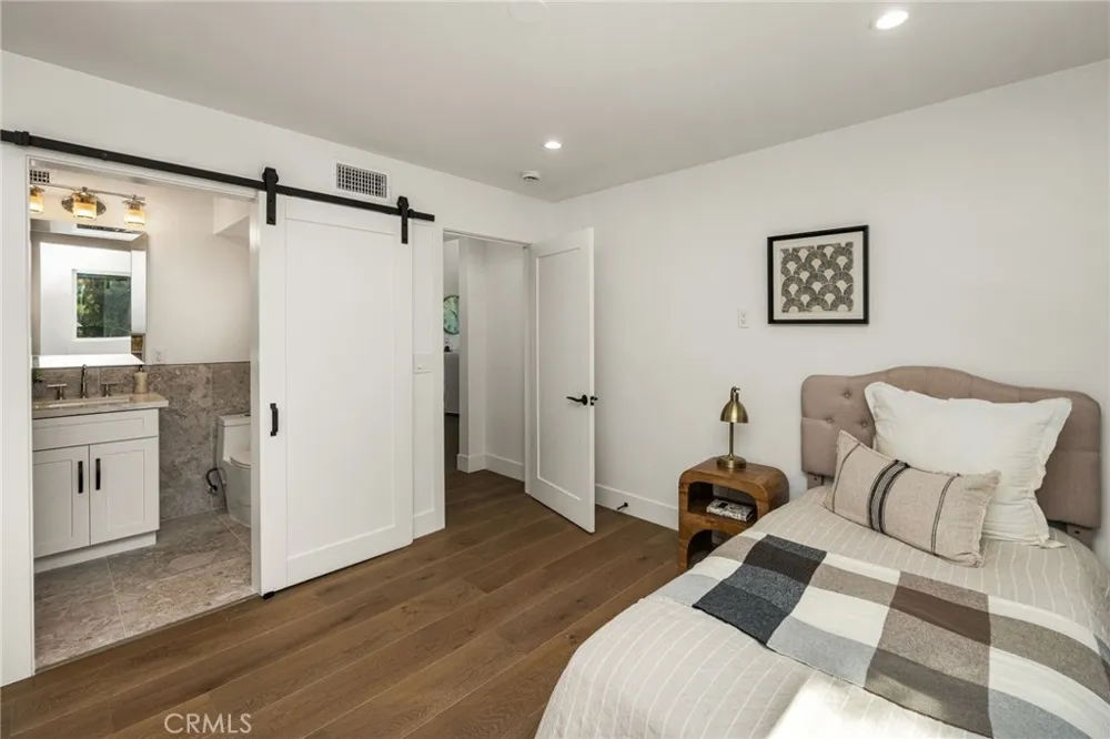 3566 Beverly Glen Sherman Oaks, CA 91423