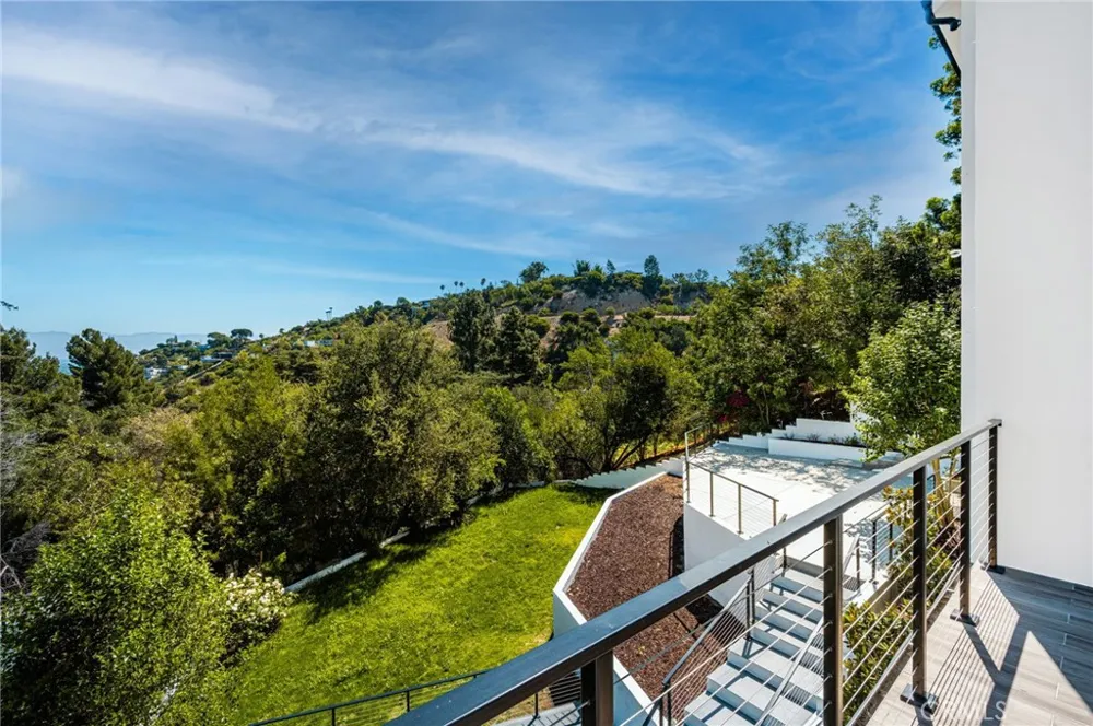 3566 Beverly Glen Sherman Oaks, CA 91423