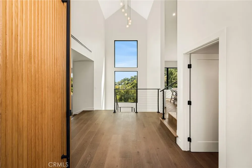 3566 Beverly Glen Sherman Oaks, CA 91423