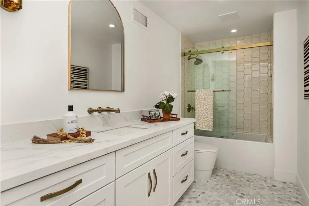 3566 Beverly Glen Sherman Oaks, CA 91423