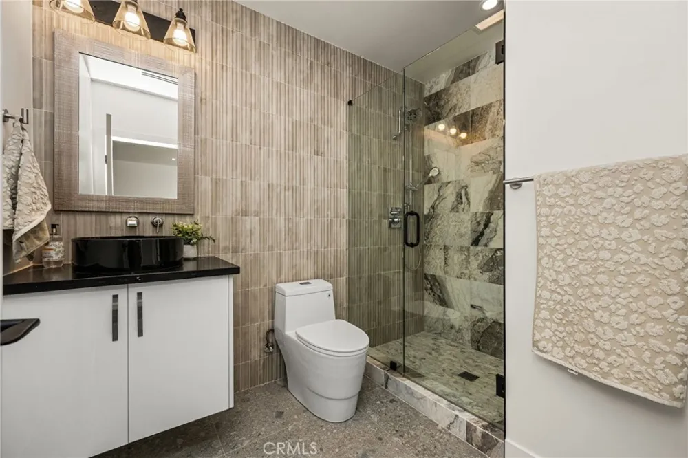 3566 Beverly Glen Sherman Oaks, CA 91423