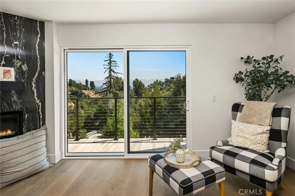 3566 Beverly Glen Sherman Oaks, CA 91423