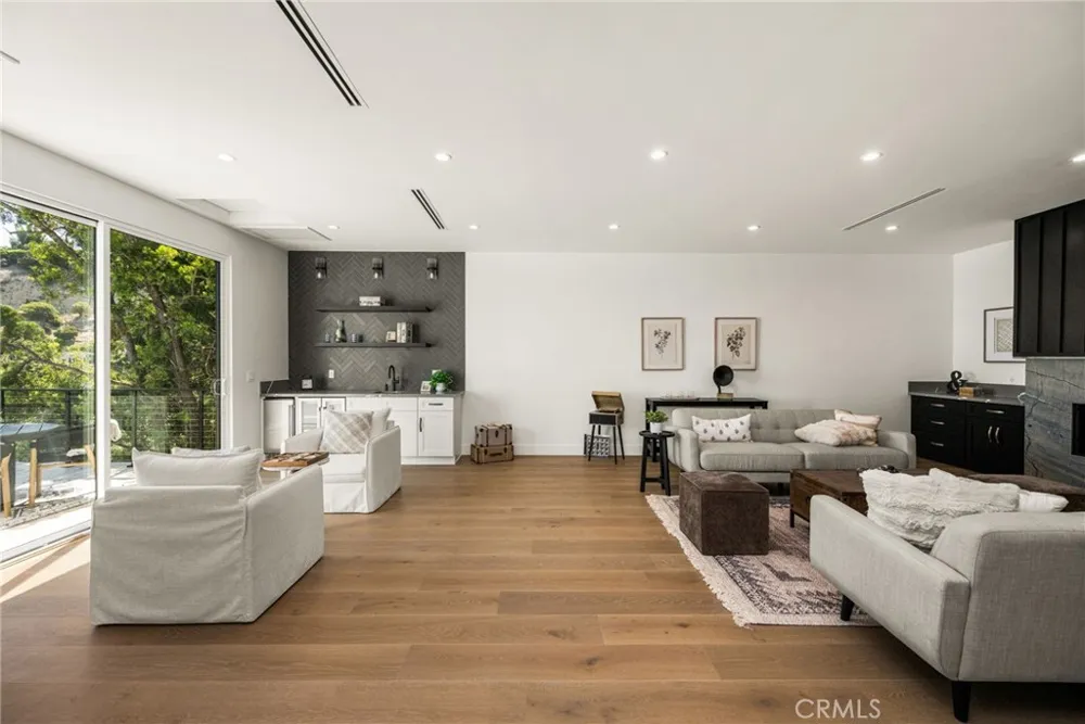 3566 Beverly Glen Sherman Oaks, CA 91423