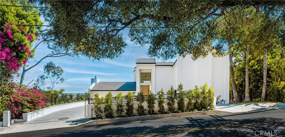 3566 Beverly Glen Sherman Oaks, CA 91423