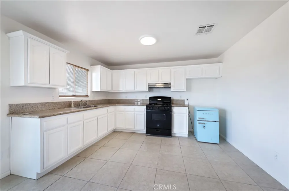 8012 Catalpa California City, CA 93505