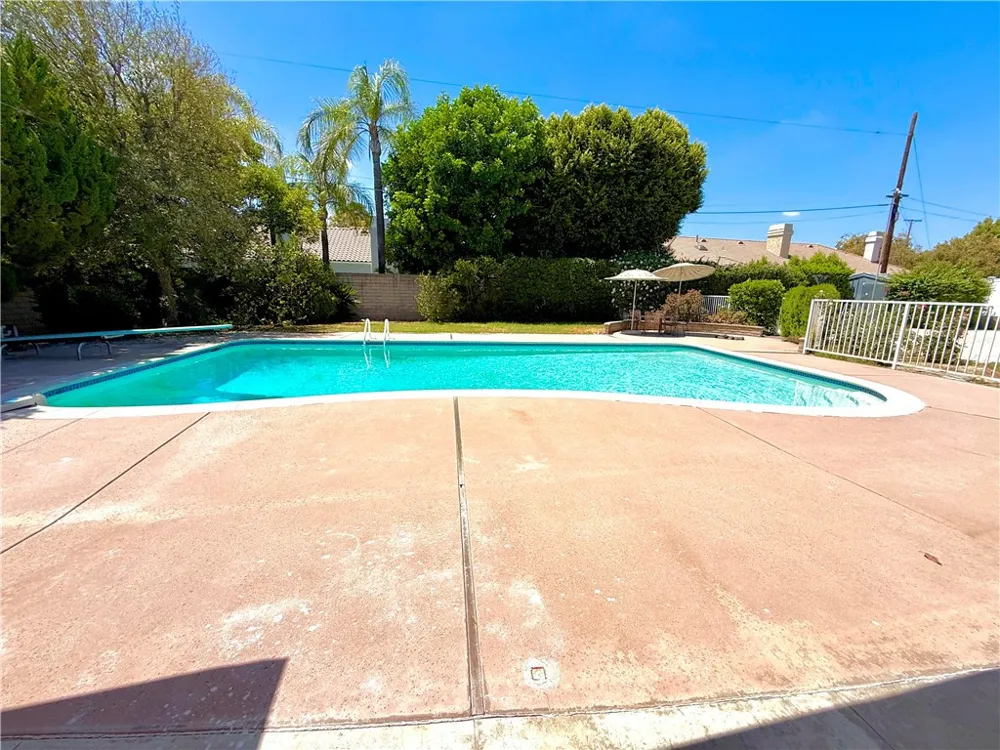 9537 Jellico Avenue Northridge, CA 91325