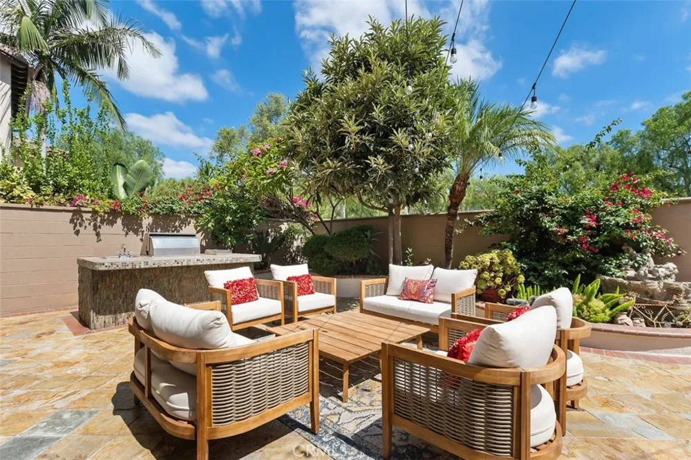 41 Carpenteria Irvine, CA 92602