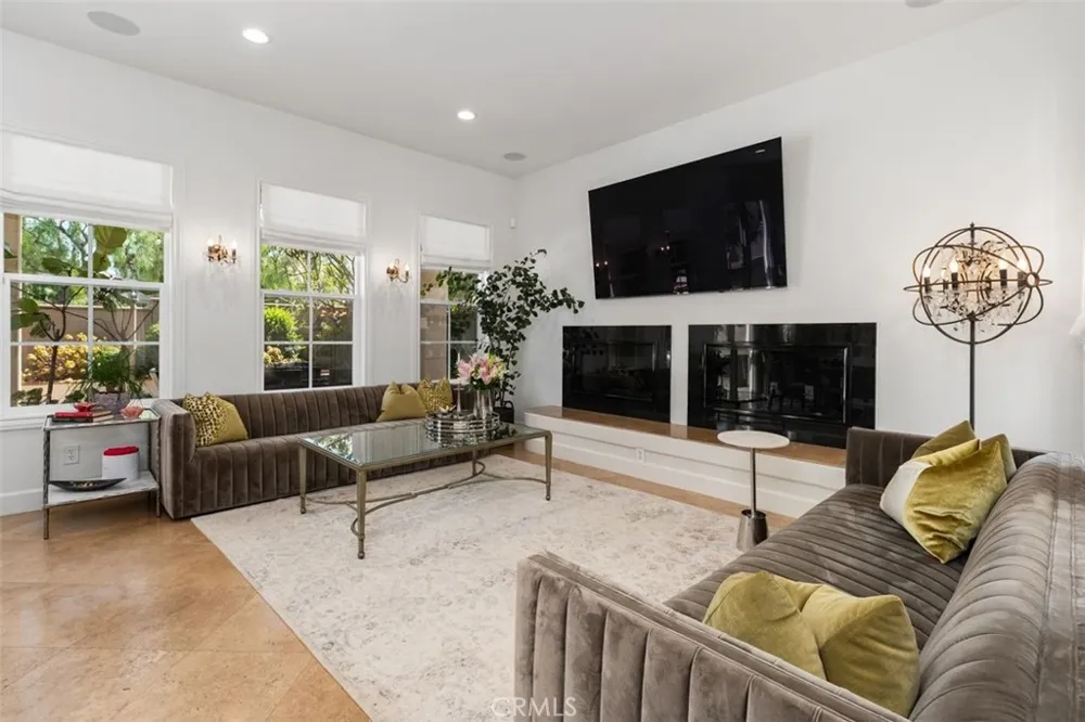 41 Carpenteria Irvine, CA 92602