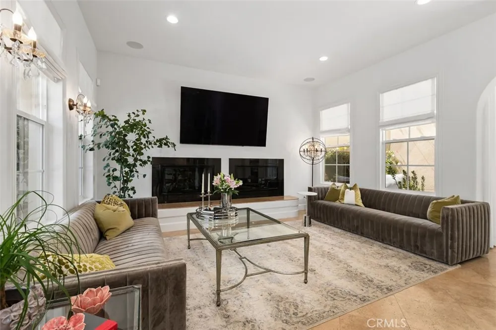 41 Carpenteria Irvine, CA 92602