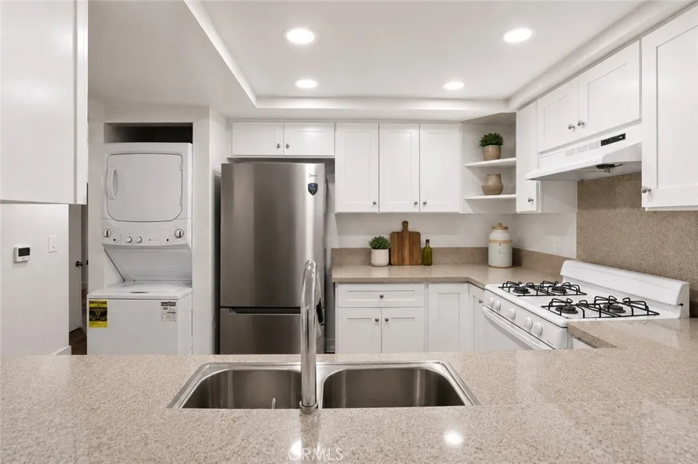 11808 Hamlin Street #3 North Hollywood, CA 91606