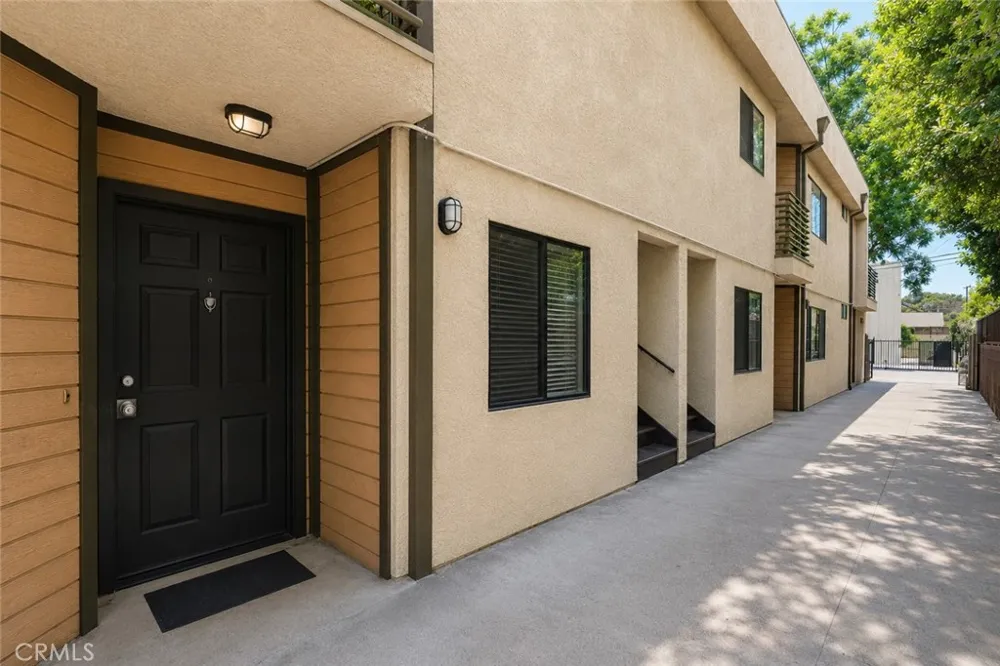 11808 Hamlin Street #3 North Hollywood, CA 91606