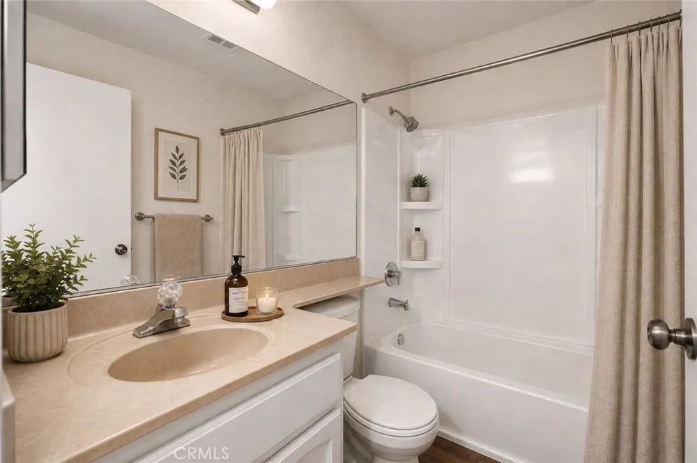 11808 Hamlin Street #3 North Hollywood, CA 91606