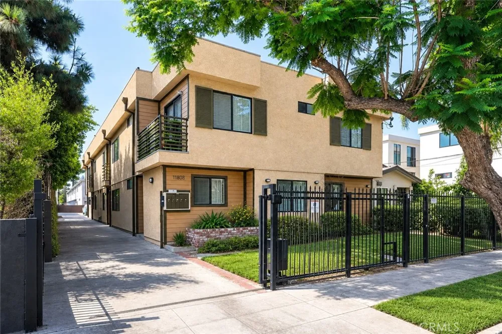11808 Hamlin Street #3 North Hollywood, CA 91606