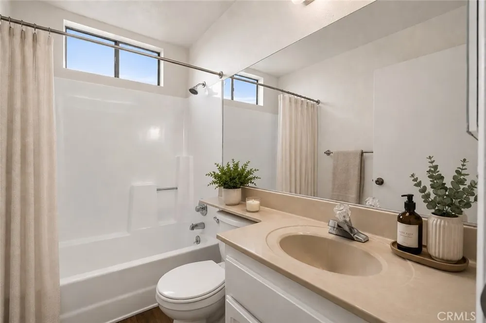 11808 Hamlin Street #3 North Hollywood, CA 91606