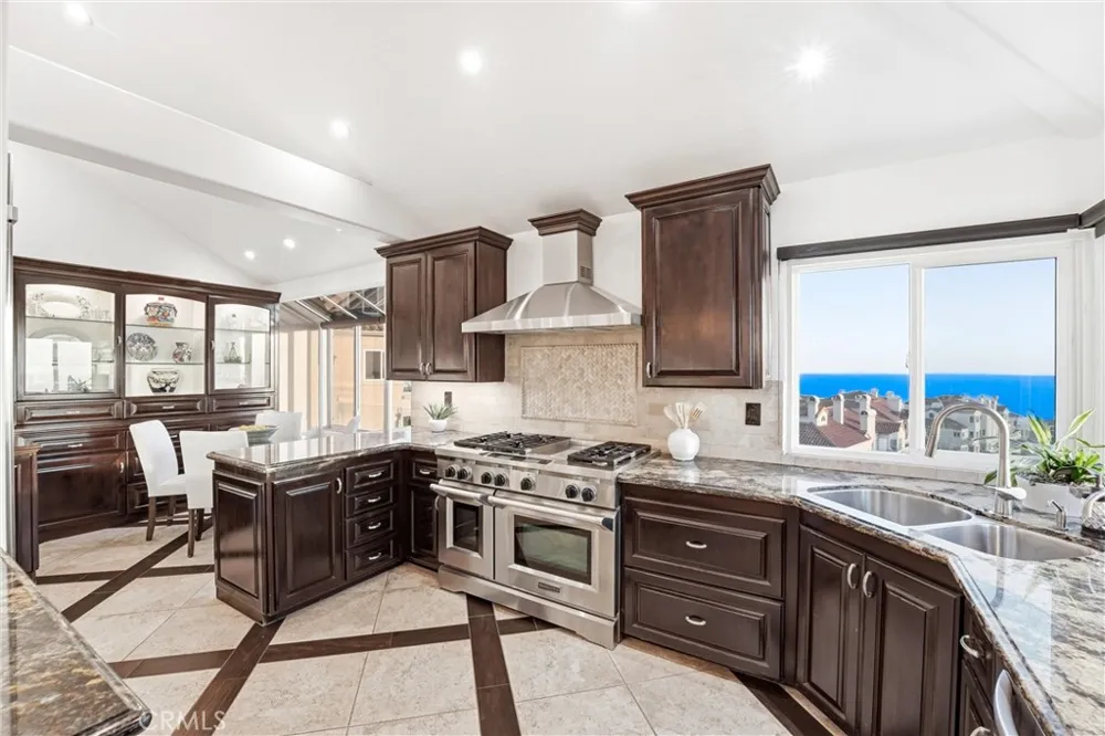 6 Cavalier Laguna Niguel, CA 92677