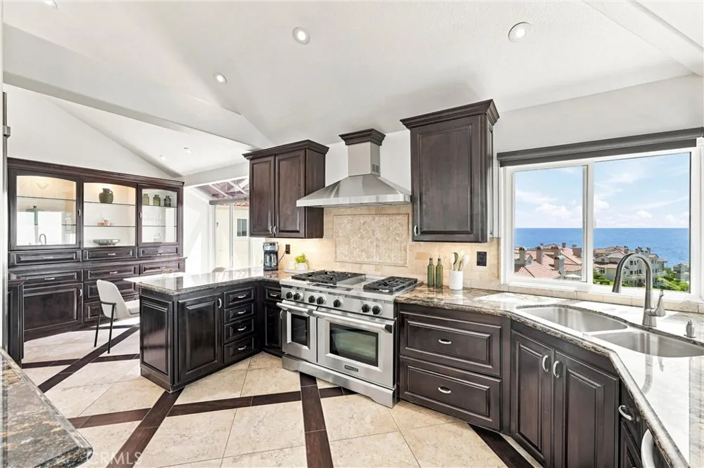 6 Cavalier Laguna Niguel, CA 92677