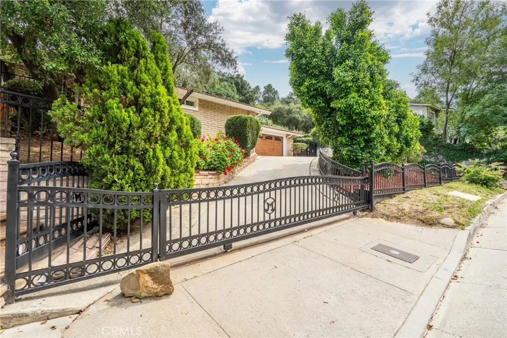 3160 SEPULVEDA BLVD Sherman Oaks, CA 91403