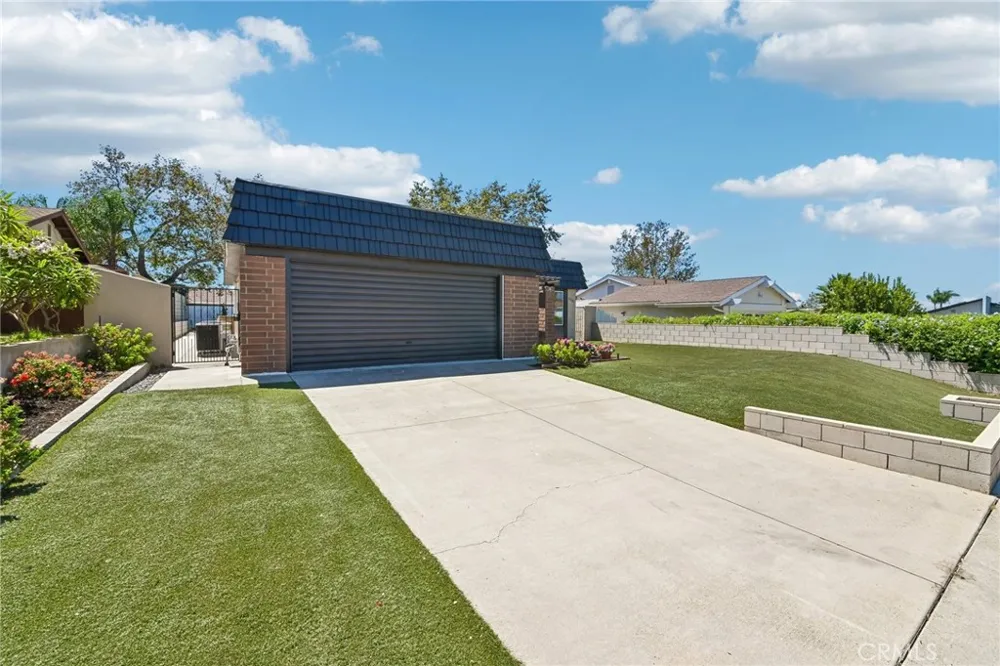 25141 Madeira Laguna Hills, CA 92653