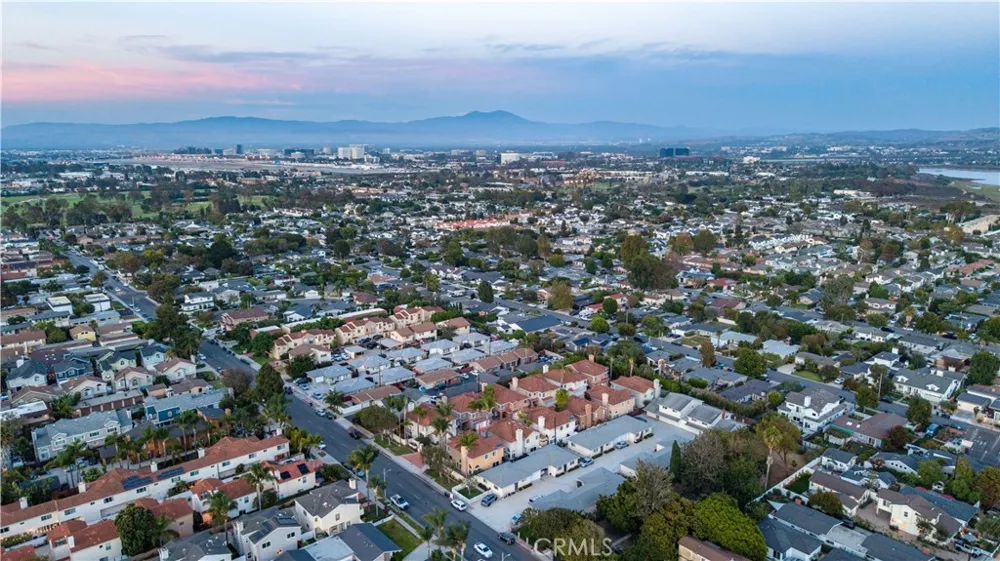 208 Calabria Court Costa Mesa, CA 92627