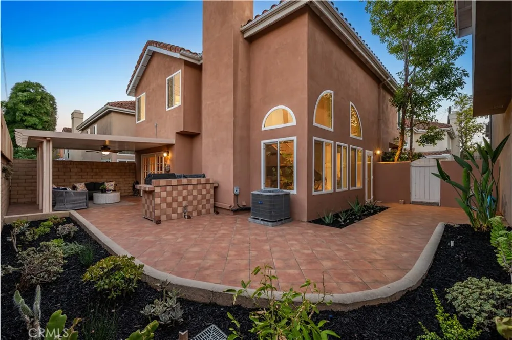 208 Calabria Court Costa Mesa, CA 92627