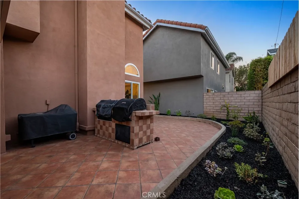 208 Calabria Court Costa Mesa, CA 92627