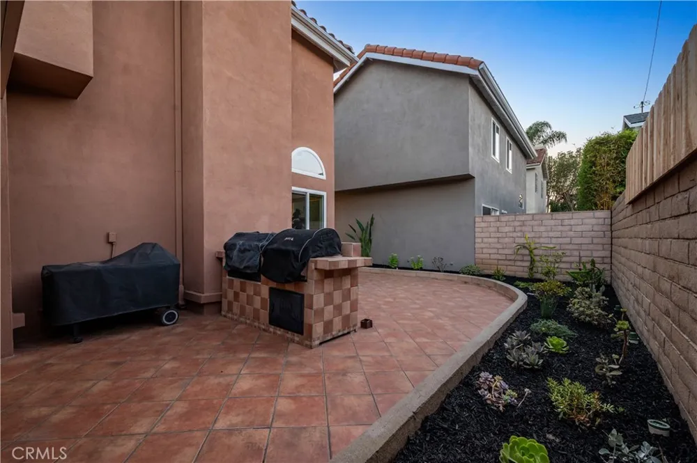 208 Calabria Court Costa Mesa, CA 92627