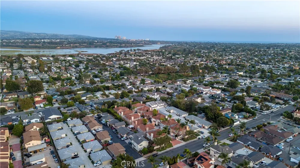 208 Calabria Court Costa Mesa, CA 92627