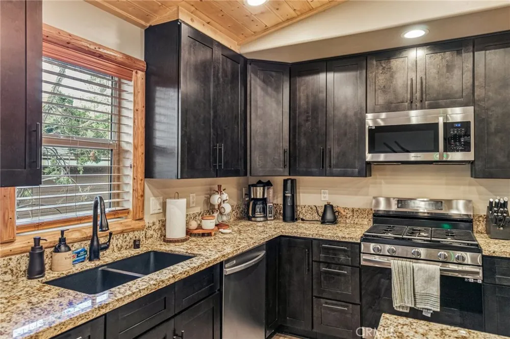 933 Spruce Big Bear City, CA 92314