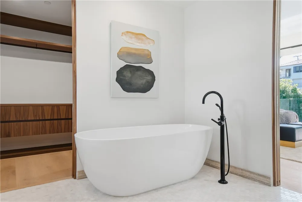 400 Heliotrope Corona del Mar, CA 92625
