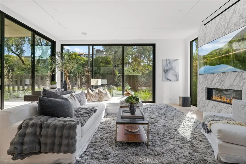 400 Heliotrope Corona del Mar, CA 92625