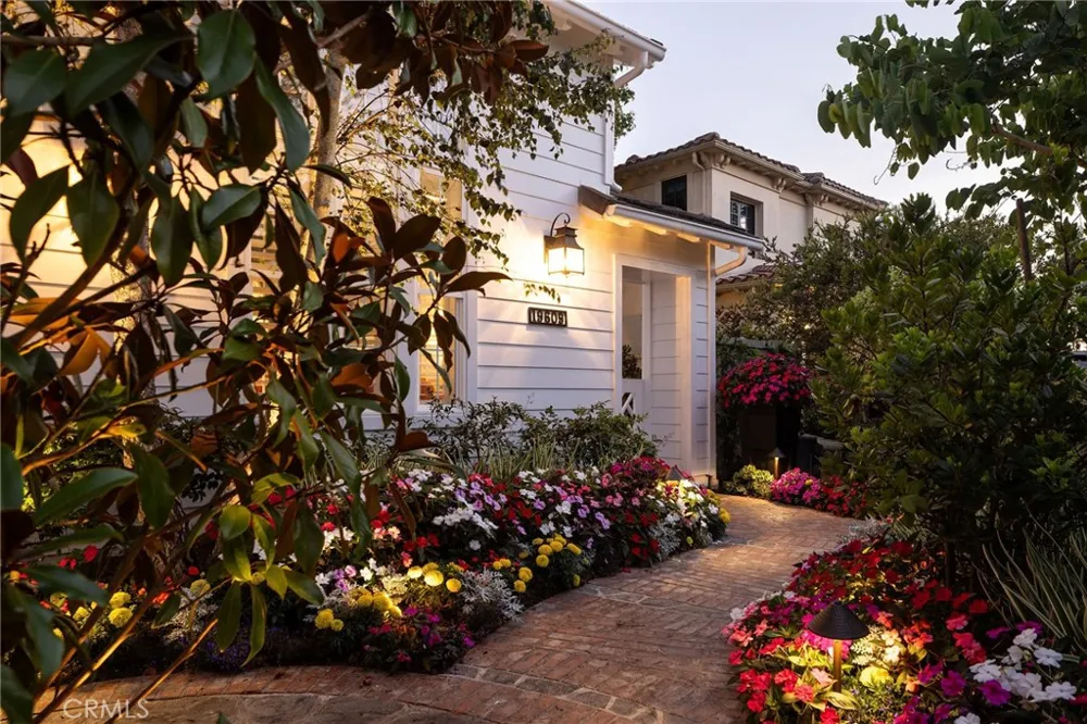 19609 Mayfield Circle Huntington Beach, CA 92648