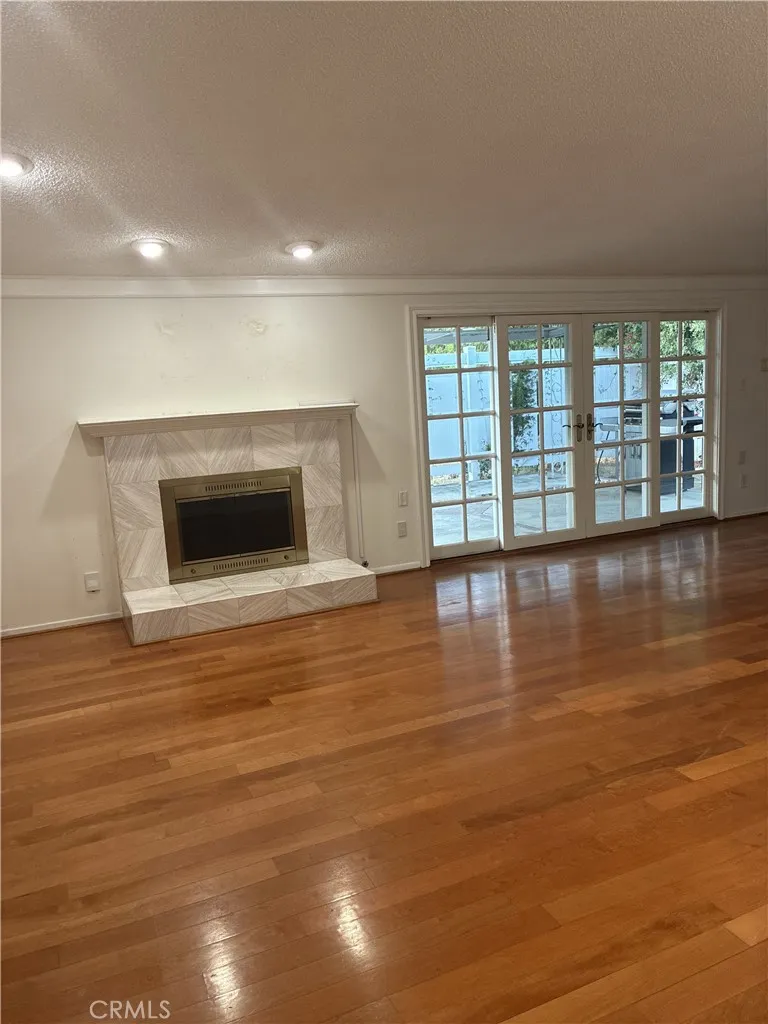 20405 Oxnard Woodland Hills, CA 91367