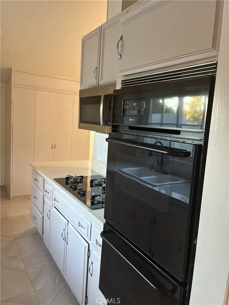 20405 Oxnard Woodland Hills, CA 91367
