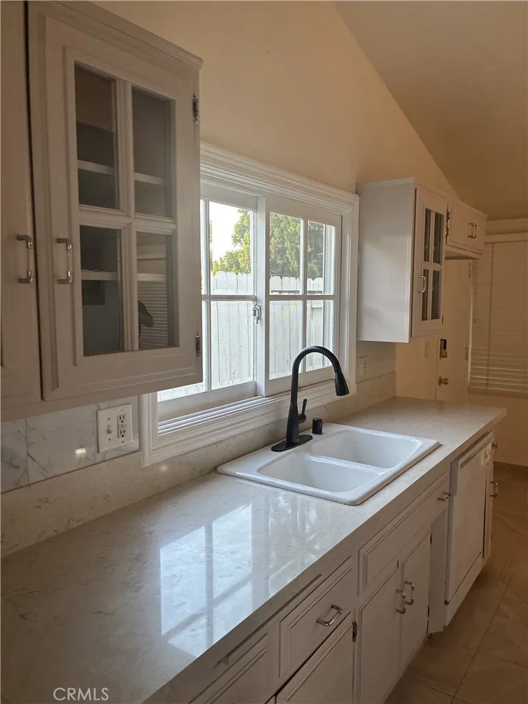 20405 Oxnard Woodland Hills, CA 91367