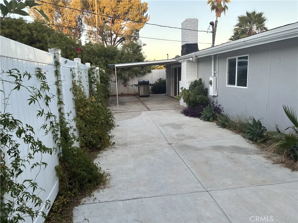 20405 Oxnard Woodland Hills, CA 91367