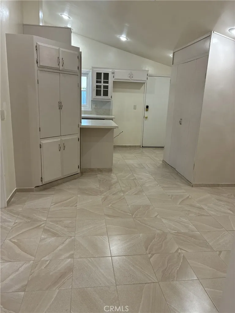 20405 Oxnard Woodland Hills, CA 91367