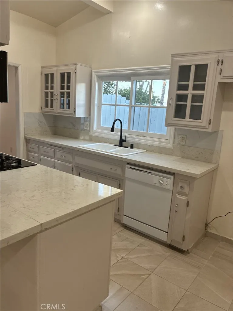 20405 Oxnard Woodland Hills, CA 91367